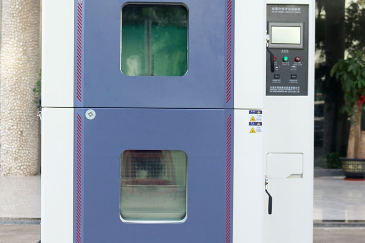 上下两个多层玻璃观察视窗